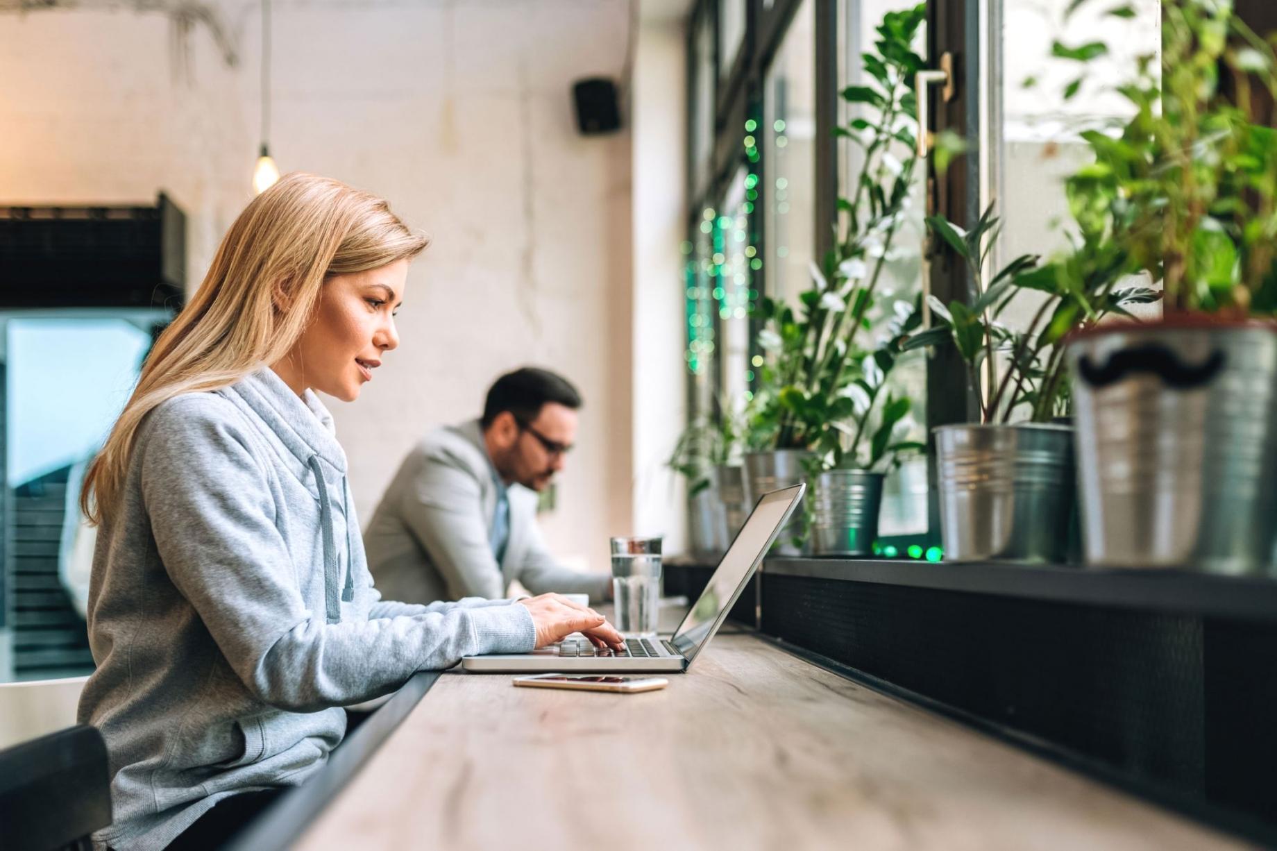 Professionelles Team bei der Diskussion von SEO-Strategien und organischem Wachstum